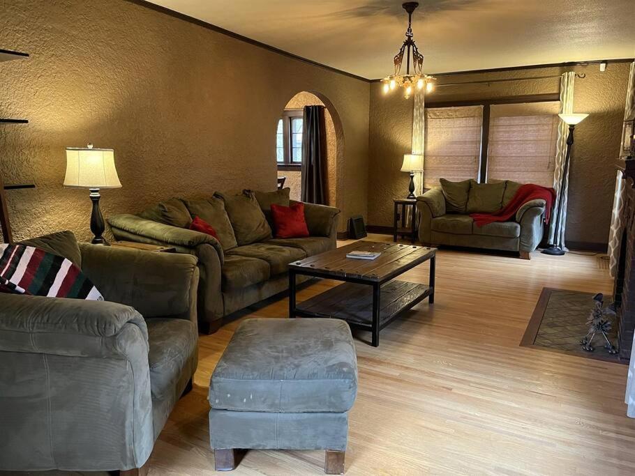 Historic Twin Tudors Inn Sioux Falls Buitenkant foto