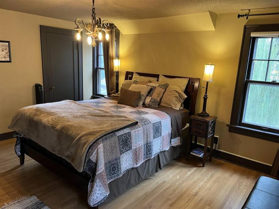 Historic Twin Tudors Inn Sioux Falls Buitenkant foto