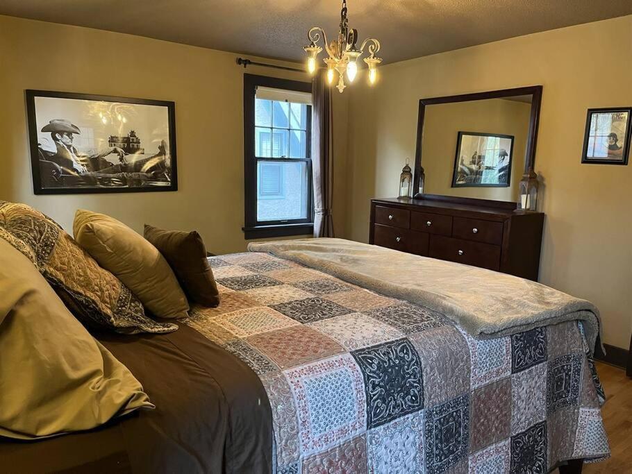 Historic Twin Tudors Inn Sioux Falls Buitenkant foto
