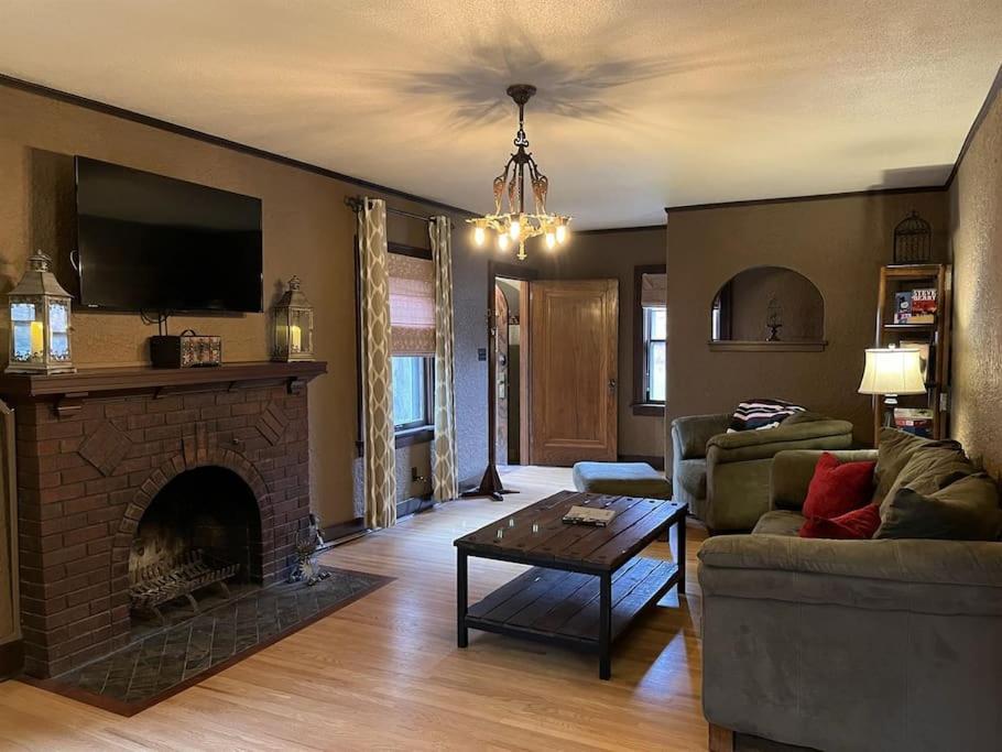 Historic Twin Tudors Inn Sioux Falls Buitenkant foto
