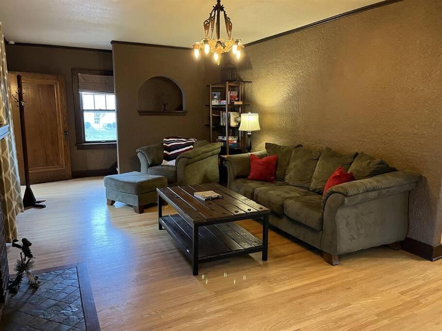 Historic Twin Tudors Inn Sioux Falls Buitenkant foto