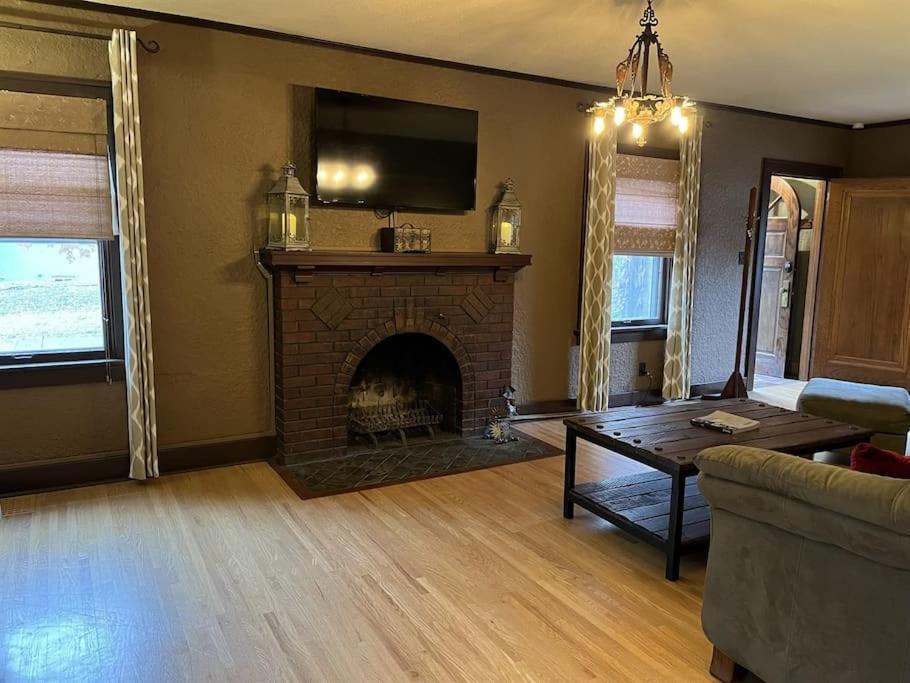 Historic Twin Tudors Inn Sioux Falls Buitenkant foto